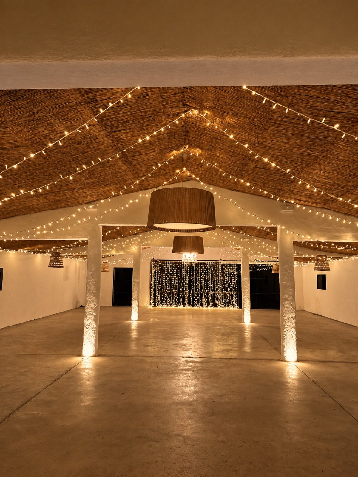 Patio preparado con luz cálida para una celebración