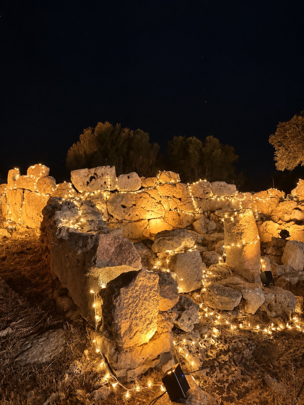 Arco de piedra realzado con iluminación decorativa